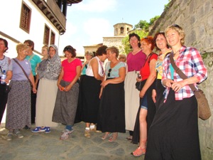 IMG_6469 Spodobno oblečene (Samostan Jovana Bigorodskega)